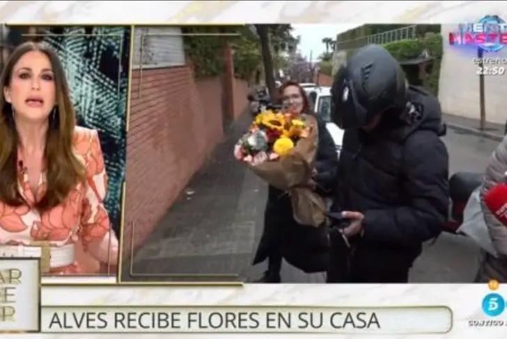 Dani Alves recibe un particular ramo de flores en su casa tras salir. de prisión