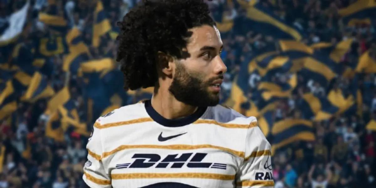 César Huerta con Pumas