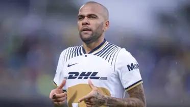 Dani Alves jugando con los  Pumas