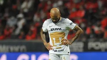 Dani Alves jugando con Pumas