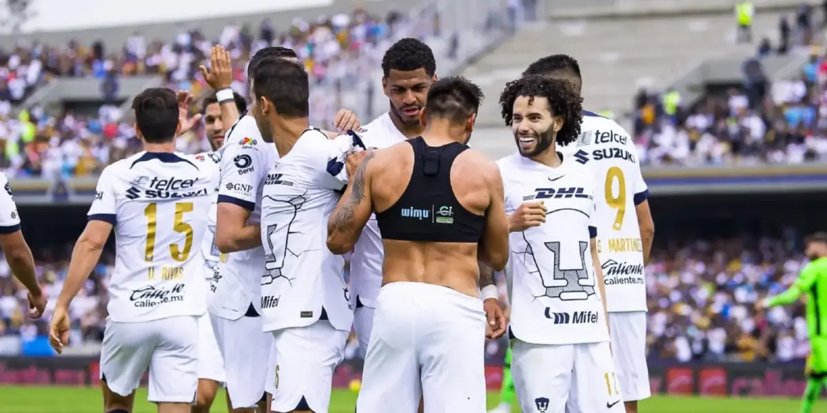 José Caicedo, Eduardo Salvio y plantel de Pumas festejando un gol en Ciudad Universitaria