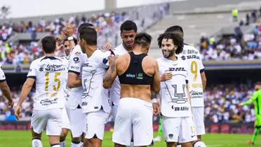 José Caicedo, Eduardo Salvio y plantel de Pumas festejando un gol en Ciudad Universitaria
