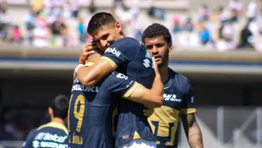 Jugadores de Pumas se abrazan festejando un gol vs Puebla