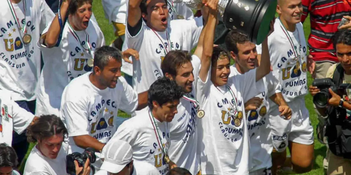 Pumas festejando el campeonato 2004