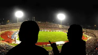 Silueta de Gonzalo Pineda y Efraín Juárez en el Estadio Olímpico Universitario
