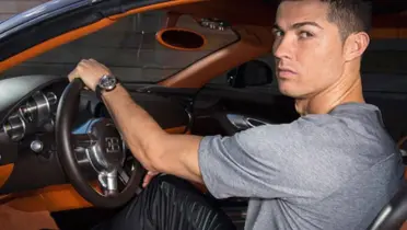 Cristiano Ronaldo a bordo de uno de sus coches (Fuente: Drivers)