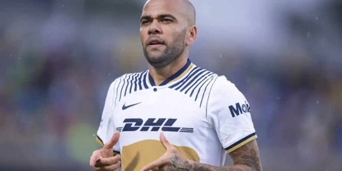 Dani Alves jugando con los  Pumas