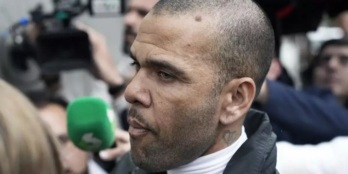 Dani Alves saliendo de la cárcel