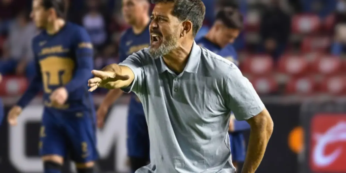 Gustavo Lema dirigiendo a Pumas / Foto Mexsport