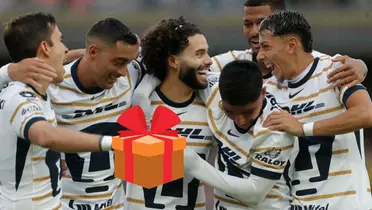 Jugadores de Pumas y su regalo/FOTO: Ovaciones