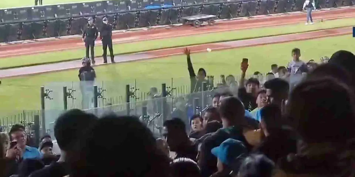 Las cosas se calentaron en las gradas del Estadio Olímpico Universitario en el Pumas vs América