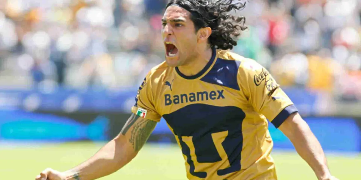 Martín Bravo festejando un gol con Pumas