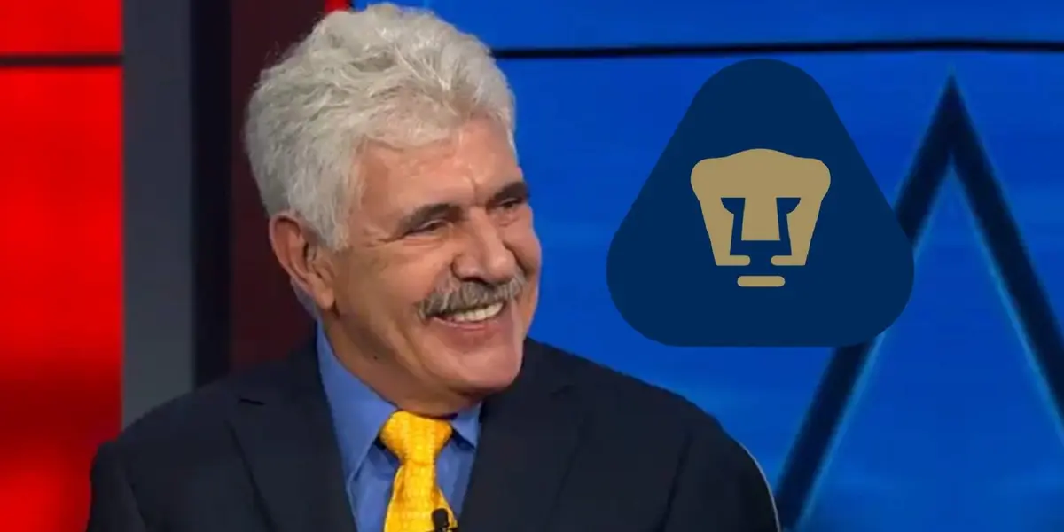 Ricardo Ferretti en Futbol Picante con escudo de los Pumas