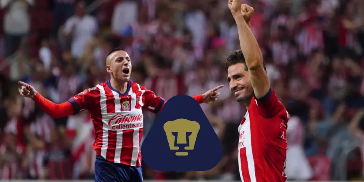 Roberto Alvarado y Antonio Briseño con la camiseta de Chivas y escudo de Pumas