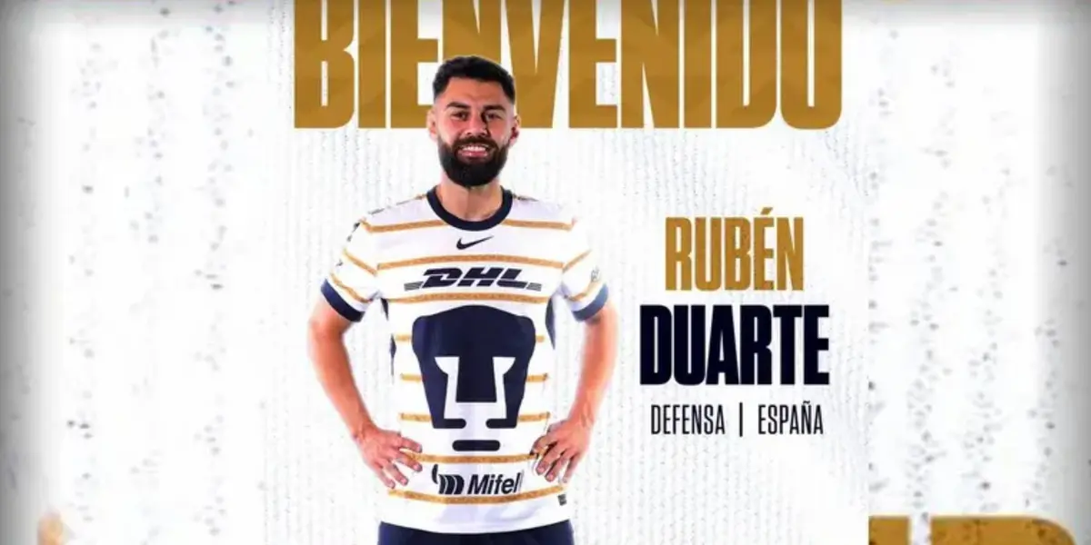 Rubén Duarte con el cuadro de Pumas